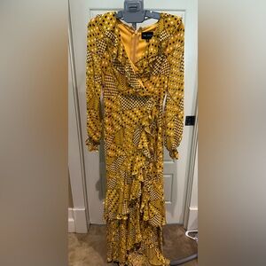 Beautiful maxi dress. Size small, colors yellow abd black